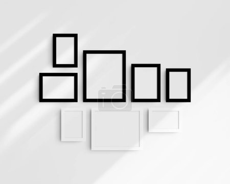 Foto de Conjunto de maquetas de pared Gallery, 8 marcos en blanco y negro. Maqueta de marco limpia, moderna y minimalista. Cinco marcos verticales, y tres horizontales, 4x6 (2: 3), 6x4 (3: 2), 5x7 (5: 7), 7x5 (7: 5), 8x10 (4: 5), 10x8 (5: 4) pulgadas, en una pared blanca con sombras. - Imagen libre de derechos