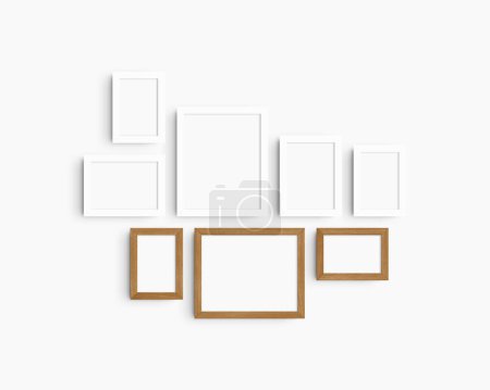 Foto de Conjunto de maquetas de pared Gallery, 8 marcos de madera blanca y cerezo. Maqueta de marco limpia, moderna y minimalista. Cinco marcos verticales, y tres horizontales, 4x6 (2: 3), 6x4 (3: 2), 5x7 (5: 7), 7x5 (7: 5), 8x10 (4: 5), 10x8 (5: 4) pulgadas, en una pared blanca. - Imagen libre de derechos