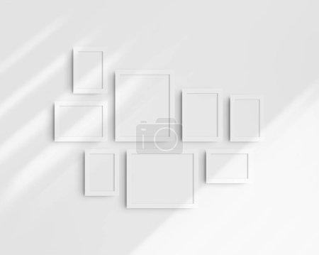 Foto de Conjunto de maquetas de pared Gallery, 8 marcos blancos. Maqueta de marco limpia, moderna y minimalista. Cinco marcos verticales, y tres horizontales, 4x6 (2: 3), 6x4 (3: 2), 5x7 (5: 7), 7x5 (7: 5), 8x10 (4: 5), 10x8 (5: 4) pulgadas, en una pared blanca con sombras. - Imagen libre de derechos