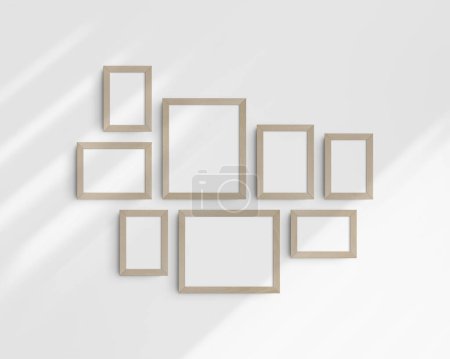 Téléchargez les photos : Galerie ensemble de maquettes murales, 8 cadres en bois de bouleau. Modèle de cadre propre, moderne et minimaliste. Cinq cadres verticaux, et trois cadres horizontaux, 4x6 (2 : 3), 6x4 (3 : 2), 5x7 (5 : 7), 7x5 (7 : 5), 8x10 (4 : 5), 10x8 (5 : 4) pouces, sur un mur blanc avec des ombres. - en image libre de droit