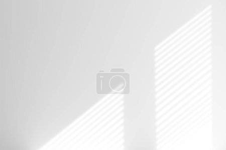 Foto de Efecto de superposición de sombras sobre fondo blanco. Fondo de luz solar abstracto con sombras de ventanas. - Imagen libre de derechos