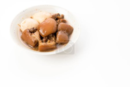 Téléchargez les photos : Poings de porc cuits avec oeuf bouilli - en image libre de droit