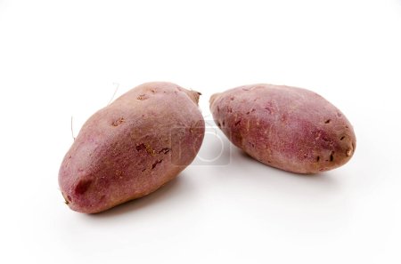 Téléchargez les photos : Igname violette, patates douces violettes sur fond blanc - en image libre de droit