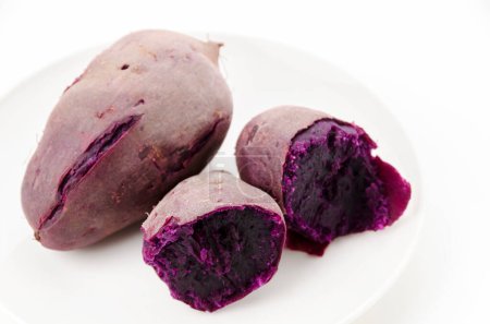 Téléchargez les photos : Igname violette à la vapeur, patates douces violettes - en image libre de droit