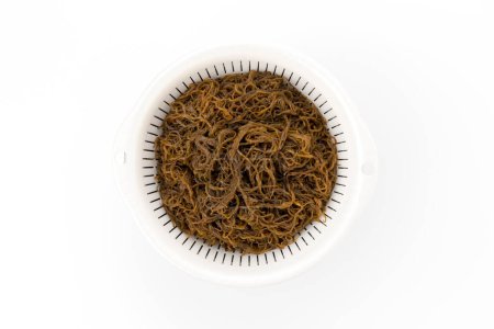Téléchargez les photos : Algues de mozuku crues fraîches dans une passoire. - en image libre de droit