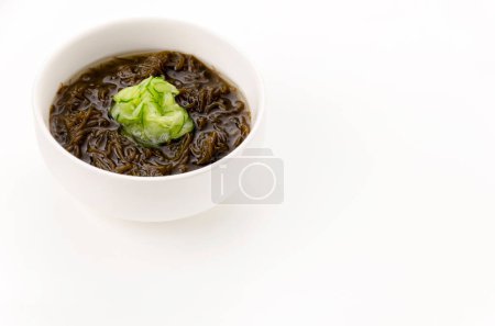 Téléchargez les photos : Nourriture japonaise, Mozukusu, vinaigre d'algues Mozuku - en image libre de droit