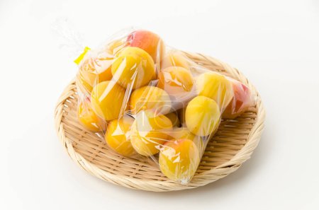 Téléchargez les photos : Prune japonaise Nanko-Ume dans un sac en plastique - en image libre de droit