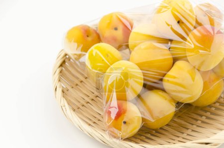Téléchargez les photos : Prune japonaise Nanko-Ume dans un sac en plastique - en image libre de droit