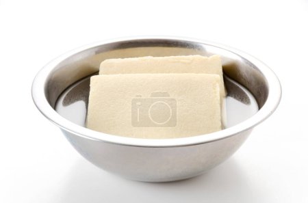 Tremper le tofu Koya (tofu lyophilisé) dans l'eau