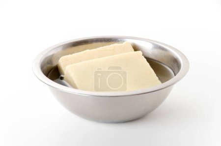 Remojar tofu Koya (tofu liofilizado) en agua