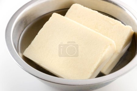 Koya Tofu (gefriergetrockneter Tofu) in Wasser einweichen