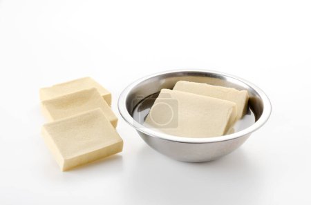 Remojar tofu Koya (tofu liofilizado) en agua