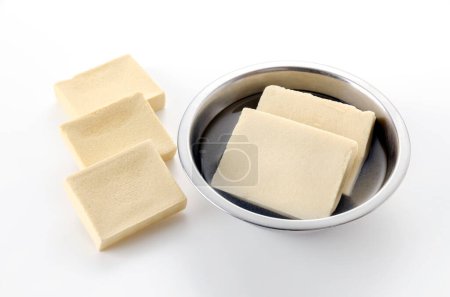 Koya Tofu (gefriergetrockneter Tofu) in Wasser einweichen