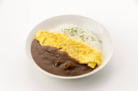 Japanischer Curry-Reis mit Omelett in einem weißen Gericht auf weißem Hintergrund.