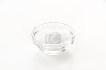 Glasschale mit Backpulver isoliert auf weißem Hintergrund 