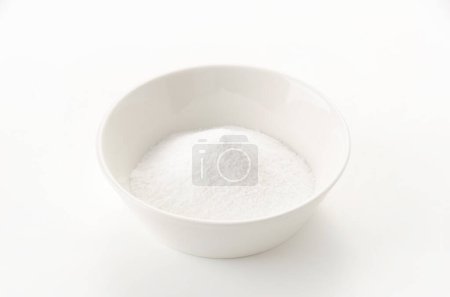 Bol blanc de bicarbonate de soude sur fond blanc