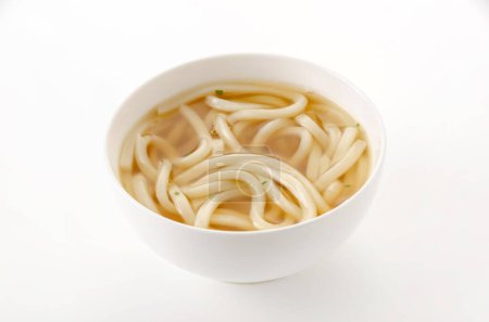 Téléchargez les photos : Japonais Kake udon nouilles dans un bol sur fond blanc - en image libre de droit