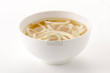 Téléchargez les photos : Japonais Kake udon nouilles dans un bol sur fond blanc - en image libre de droit