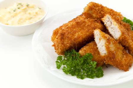 Thunfischschnitzel mit Tatarensauce. Japanisches Essen.