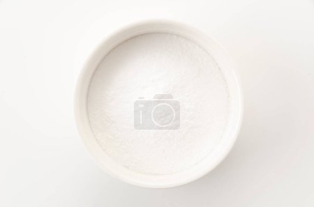 Backpulver in Kokotte auf weißem Hintergrund