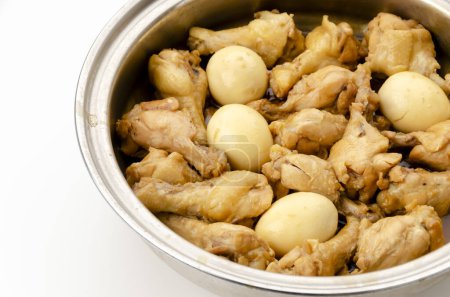 Hühnertrommel und Eier in süßer und würziger Sojasauce gekocht.