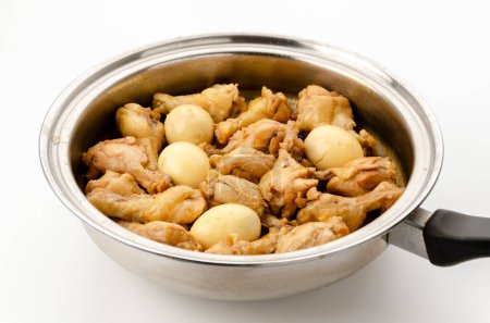 Drummette de poulet et ?ufs mijotés dans une sauce soja sucrée et épicée.