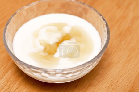 Yogur sencillo con oligosacárido en tazón de vidrio
