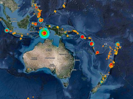 Téléchargez les photos : Dresde, Allemagne - 15 février 2023 : Carte de la Nouvelle-Zélande, de l'Australie, des Philippines et de l'Indonésie avec l'emplacement récent des tremblements de terre représenté en points par le service de détection en temps réel ESRI le 15 février. - en image libre de droit