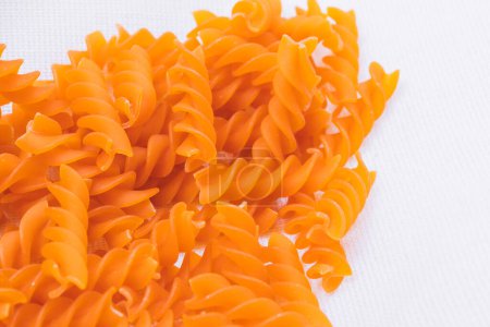 Téléchargez les photos : Pâtes Fusilli orange sur la nappe. - en image libre de droit