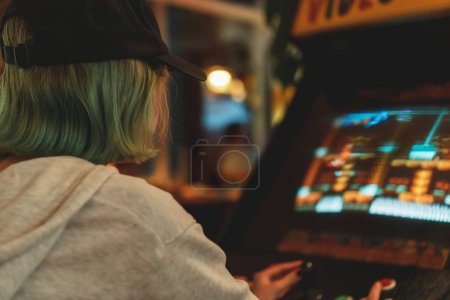 Foto de Adolescente chica está jugando arcade videojuego. - Imagen libre de derechos