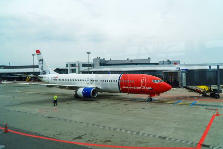 Foto de Copenhague, Dinamarca - 08.05.2022: Norwegian Air plane in Kastrup aeropuerto. - Imagen libre de derechos