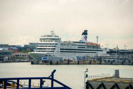Foto de Tallin, Estonia - 30.05.2022: MS Isabelle cruiseferry fletado para refugiados ucranianos. - Imagen libre de derechos