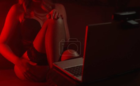 Téléchargez les photos : Femme séduisante travaillant comme modèle webcam. - en image libre de droit