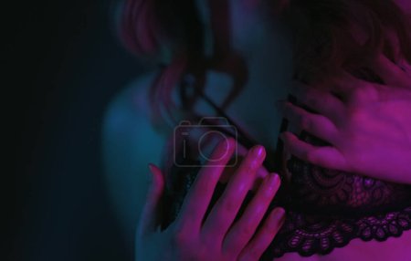 Foto de Sexy pecho femenino en sujetador negro. - Imagen libre de derechos