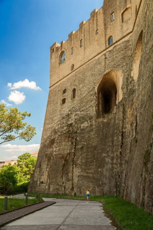 Téléchargez les photos : Château de Sant'Elmo par rapport à la taille de la femme. - en image libre de droit