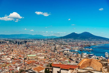 Die Altstadt von Neapel und der Vulkan Vesuv.