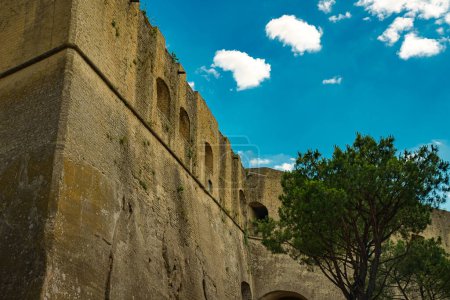 Foto de Castillo de Sant 'Elmo es un castillo medieval en Nápoles, Italia. - Imagen libre de derechos