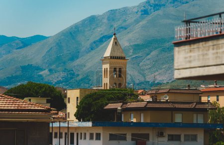Mehrfamilienhäuser und Kirche in Scauri, Italien.