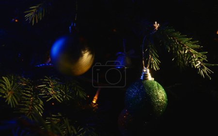 Téléchargez les photos : Arbre de Noël avec boules et décorations. - en image libre de droit