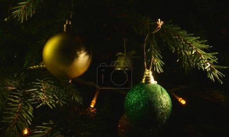 Téléchargez les photos : Arbre de Noël avec boules et décorations. - en image libre de droit