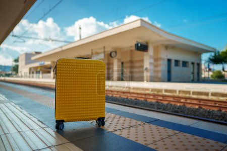 Foto de Forgotten travel bag on the train station. - Imagen libre de derechos