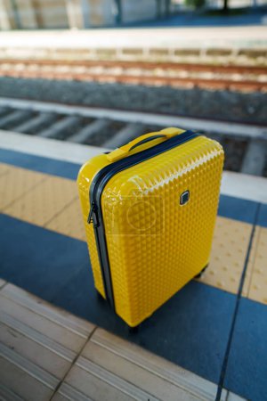 Foto de Forgotten travel bag on the train station. - Imagen libre de derechos