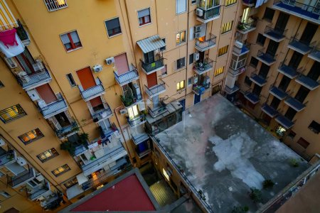 Foto de Edificio de apartamentos en forma de pozo en Italia. - Imagen libre de derechos
