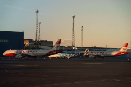 Téléchargez les photos : Tallinn, Estonie - 24.06.2022 : Ailes rouges et avions Nordica à l'aéroport. - en image libre de droit