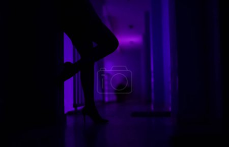 Téléchargez les photos : Prostituée debout dans le bordel. - en image libre de droit