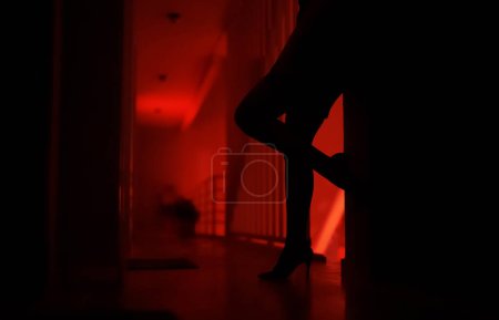 Téléchargez les photos : Prostituée debout dans le bordel. - en image libre de droit
