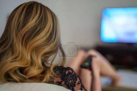 Téléchargez les photos : Femme regardant un film érotique à la maison. - en image libre de droit