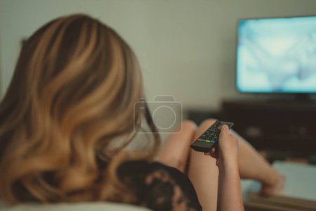 Téléchargez les photos : Femme regardant un film érotique à la maison. - en image libre de droit