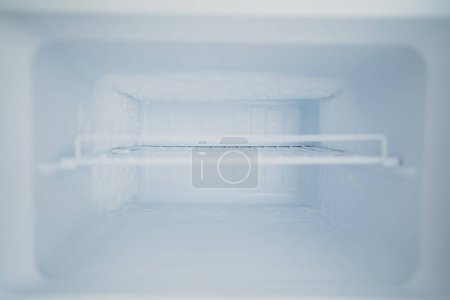 Congelador abierto vacío en el refrigerador.
