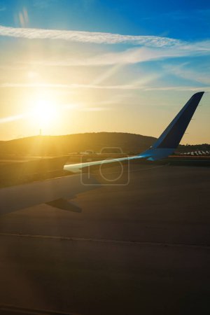 Téléchargez les photos : L'avion décolle ou atterrit. Vue de la fenêtre. - en image libre de droit